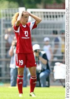 Fussball, 1. Frauen-Bundesliga, VfL Wolfsburg - 1. FFC Frankfurt, v.li.: Fatmire Lira Alushi (1. FFC Frankfurt) enttäuscht schauend, Enttäuschung, disappointed xmrx
