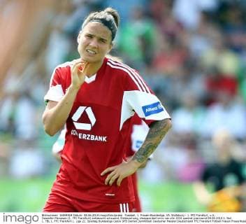Fussball, 1. Frauen-Bundesliga, VfL Wolfsburg - 1. FFC Frankfurt, v.li.: Dzsenifer Marozsan (1. FFC Frankfurt) enttäuscht schauend, Enttäuschung, disappointed xmrx