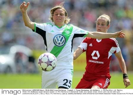 Fussball, 1. Frauen-Bundesliga, VfL Wolfsburg - 1. FFC Frankfurt, v.li.: Martina Müller (VfL Wolfsburg) gegen Simone Laudehr (1. FFC Frankfurt) im Zweikampf, Duell, duel, tackle, Aktion, Action xmrx