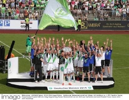 Wolfsburger Meistermannschaft mit Schale VfL Wolfsburg vs. 1. FFC Frankfurt