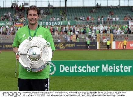 08.06.2014, xjhx, Fussball, 1.Bundesliga Damen, VfL Wolfsburg - 1.FFC Frankfurt, v.l. Trainer Ralf Kellermann (VfL Wolfsburg) mit Schale