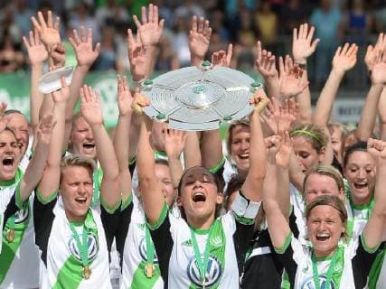08.06.2014, xjhx, Fussball, 1.Bundesliga Damen, VfL Wolfsburg - 1.FFC Frankfurt, v.l. Nadine Kessler (VfL Wolfsburg) mit der Meisterschale