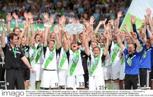 08.06.2014, xjhx, Fussball, 1.Bundesliga Damen, VfL Wolfsburg - 1.FFC Frankfurt, v.l. Nadine Kessler (VfL Wolfsburg) mit der Meisterschale