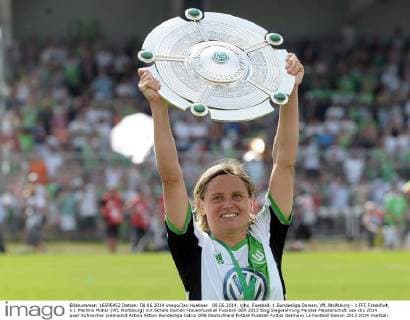 08.06.2014, xjhx, Fussball, 1.Bundesliga Damen, VfL Wolfsburg - 1.FFC Frankfurt, v.l. Martina Müller (VfL Wolfsburg) mit Schale