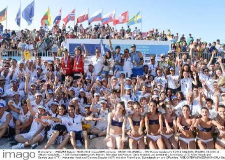 BEACH VOLLEYBALL - CEV Europameisterschaft 2014 CAGLIARI, ITALIEN, 08.JUNI.14 -BEACHVOLLEYBALL - CEV Europameisterschaft, Herren. Bild zeigt das Podium: Janis Smedins und Aleksandrs Samoilovs (LAT); Paolo Nicolai und Daniele Lupo (ITA); Alexander Horst und Clemens Doppler (AUT) mit allen Freiwilligen, Schiedsrichtern und Offiziellen. 