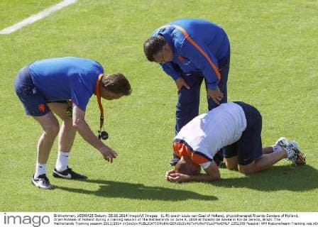 (L-R) coach Louis van Gaal of Holland, physiotherapist Ricardo Sanders of Holland, Arjen Robben of Holland during a training session of The Netherlands on June 8, 2014 at Estadio da Gavea in Rio de Janeiro, Brazil. The Netherlands Training session 2013 2014 xVIxxIVx 2352399