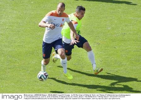 (L-R) Ron Vlaar of Holland, Robin van Persie of Holland during a training session of The Netherlands on June 8, 2014 at Estadio da Gavea in Rio de Janeiro, Brazil. The Netherlands Training session 2013 2014 xVIxxIVx 2352395