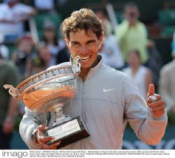 Rafael Nadal of Spain holds the championship trophy after winning his French Open men s final match at Roland Garros in Paris on June 8, 2014.  PAR20140608724