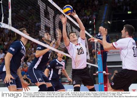08.06.2014, Porsche Arena, Stuttgart Volleyball, World League 2014, Deutschland vs. Frankreich Antonin Rouzier ( 4 FRA), Nicolas Le Goff ( 14 FRA), Nicolas Marechal ( 16 FRA) - Zuspiel Lukas Kampa ( 11 GER), Michael Andrei ( 18 GER)