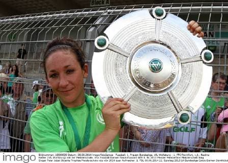 Fussball, 1. Frauen-Bundesliga, VfL Wolfsburg - 1. FFC Frankfurt, v.li.: Nadine Keßler (VfL Wolfsburg) mit der Meisterschale. xfsx