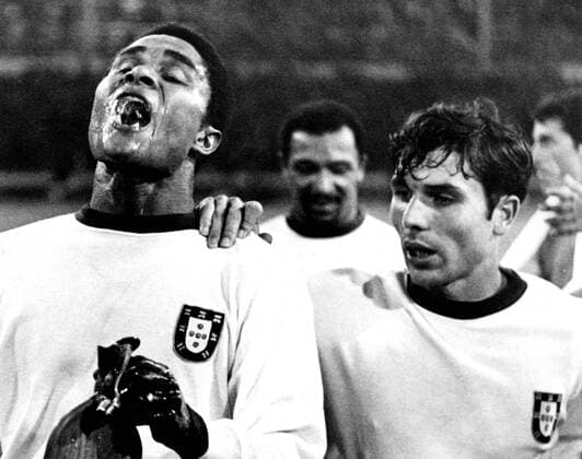World Cup 1966 3rd Place Playoff Portugal V Russia Eusebio Takes a Drink next to Antonio Simoes As he Walks off The Wembley Pitch With His Team Mates After Portugal claimed Third Place in The World Cup Finals With a 2 1 Victory Over Russia Kbdig hoch  UnitedArchives00309965