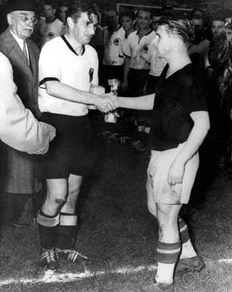 1954 World Cup Final WEST Germany V Hungary Hungarian Team Captain Ferenc Puskas Right congratulates German Captain Fritz Walter Who Happily holds The Cup After Germany had defeated Hungary 3 2 in The Final of The 1954 World Cup ON The left IS Former FIFA President Jules Rimet 4th July 1954 Kbdig quer  UnitedArchives00499967