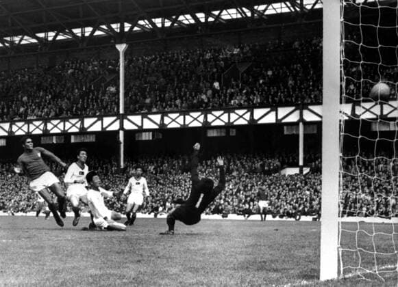 1966 World Cup Portugal V North Korea Player Eusebio left Scores The First GOAL against North Korea s goalkeeper LEE Chang Myung As Defenders LIM Zoong Sun and IM Seung Hwi look ON during The World Cup Quarter Final Match AT Goodison Park 23rd July 1966 Kbdig hoch  UnitedArchives00562838