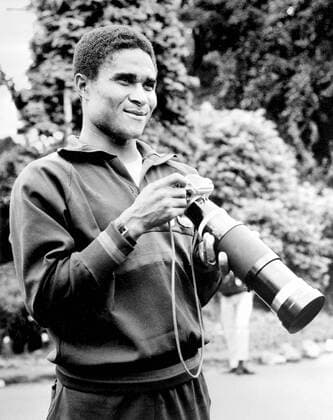 Eusebio of Portugal tries His Hand With a Press Camera during a Break in Training AT Cheshire Before The Start of The World Cup Finals 11th July 1966 Kbdig quer  UnitedArchives00562842