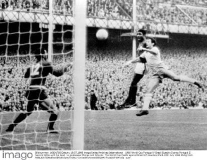 1966 World Cup Portugal V Brazil Eusebio Scores Portugal S Second GOAL with his head vs goalkeeper Manga and Orlando The World Cup Match against Brazil AT Goodison Park 19th July 1966 Kbdig hoch  UnitedArchives00562843