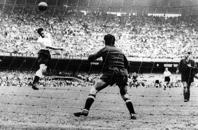 1950 World Cup England v Spain. Jackie Milburn heads the ball towards the Spanish goal with goalkeeper Antonio RAMALLETS during England s 1-0 defeat to Spain in Rio de Janeiro kbdig quer  UnitedArchives00598294