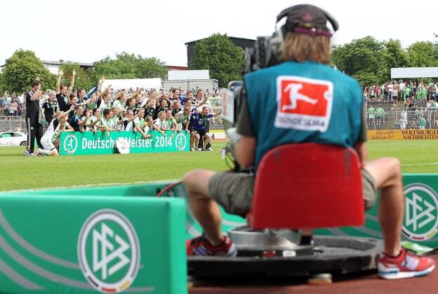 Fussball, 1. Frauen-Bundesliga, VfL Wolfsburg - 1. FFC Frankfurt, Medien, Kamera, TV, die Wolfsburger Spielerinneninnen, Jubel, jubeln xmrx