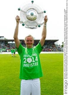 Alexandra Popp (VfL Wolfsburg) mit der Meisterschale - 1. Fußball Bundesliga Punktspiel Saison 2013-2014 VfL Wolfsburg vs. 1. FFC Frankfurt im Stadion am Elsterweg in Wolfsburg - Deutschland, Fußball, Frau,Frauen,07.06.2014