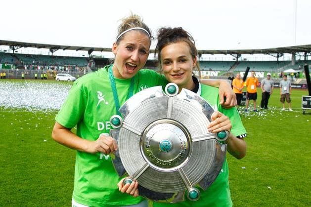 Laura Vetterlein (li.) und Lina Magull (VfL Wolfsburg) mit der Meisterschale - 1. Fußball Bundesliga Punktspiel Saison 2013-2014 VfL Wolfsburg vs. 1. FFC Frankfurt im Stadion am Elsterweg in Wolfsburg - Deutschland, Fußball, Frau,Frauen,07.06.2014