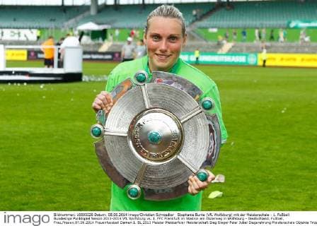 Stephanie Bunte (VfL Wolfsburg) mit der Meisterschale - 1. Fußball Bundesliga Punktspiel Saison 2013-2014 VfL Wolfsburg vs. 1. FFC Frankfurt im Stadion am Elsterweg in Wolfsburg - Deutschland, Fußball, Frau,Frauen,07.06.2014