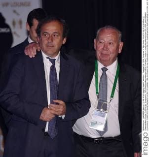 Fussball 64. FIFA Kongress in Sao Paulo 2014 10.06.2014 Eröffnung; Vizepräsident Michel PLATINI (li, Frankreich, FIFA-Exekutivkomitee und UEFA Präsident) umarmt von Rekordtorschütze WM 1958 Just Fontaine (Frankreich)