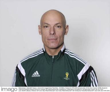 FUSSBALL Fototermin FIFA WM Schiedsrichter 09.04.2014 Howard WEBB (England)