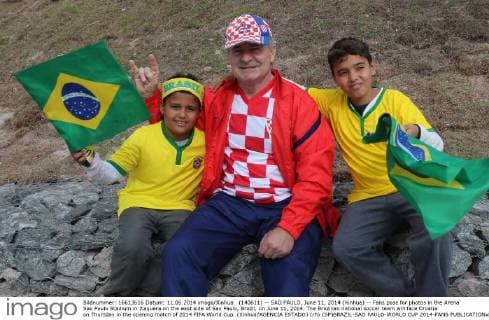 (140611) -- SAO PAULO, June 11, 2014 (Xinhua) -- Fans pose for photos in the Arena Sao Paulo Stadium in Itaquera on the east side of Sao Paulo, Brazil, on June 11, 2014. The Brazilian national soccer team will face Croatia on Thursday in the opening match of 2014 FIFA World Cup. (Xinhua AGENCIA ESTADO) (rh) (SP)BRAZIL-SAO PAULO-WORLD CUP 2014-FANS 