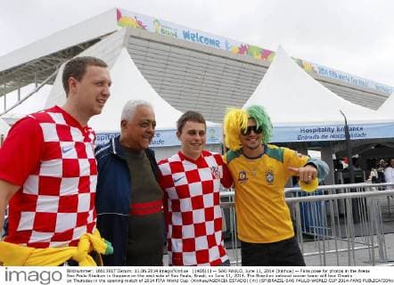 (140611) -- SAO PAULO, June 11, 2014 (Xinhua) -- Fans pose for photos in the Arena Sao Paulo Stadium in Itaquera on the east side of Sao Paulo, Brazil, on June 11, 2014. The Brazilian national soccer team will face Croatia on Thursday in the opening match of 2014 FIFA World Cup. (Xinhua AGENCIA ESTADO) (rh) (SP)BRAZIL-SAO PAULO-WORLD CUP 2014-FANS 