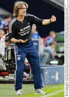 U19 FC Schalke 04 vs. 1899 Hoffenheim --- Fussball --- DM --- 11.06.2014 Norbert Elgert (Trainer Schalke U19), Gestik, Freisteller, Einzelbild
