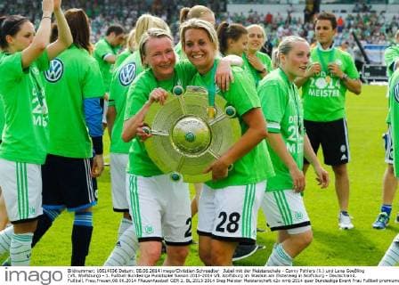 Jubel mit der Meisterschale - Conny Pohlers (li.) und Lena Goeßling (VfL Wolfsburg) - 1. Fußball Bundesliga Punktspiel Saison 2013-2014 VfL Wolfsburg im Stadion am Elsterweg in Wolfsburg - Deutschland, Fußball, Frau,Frauen,08.06.2014