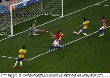 (140612) -- SAO PAULO, June 12, 2014 (Xinhua) -- Brazil s Marcelo (2nd R) kicks the ball to his team s gate during the opening match of 2014 FIFA World Cup in the Arena de Sao Paulo Stadium in Sao Paulo, Brazil, June 12, 2014.(Xinhua Liu Bin)(pcy) (SP)BRAZIL-SAO PAULO-WORLD CUP 2014-OPENING MATCH-BRA-CRO 