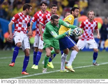 FUSSBALL WM 2014 VORRUNDE Gruppe A 12.06.2014 Brasilien - Kroatien Torwart Stipe Pletikosa (Kroatien) kann vor Fred (re, Brasilien) retten.