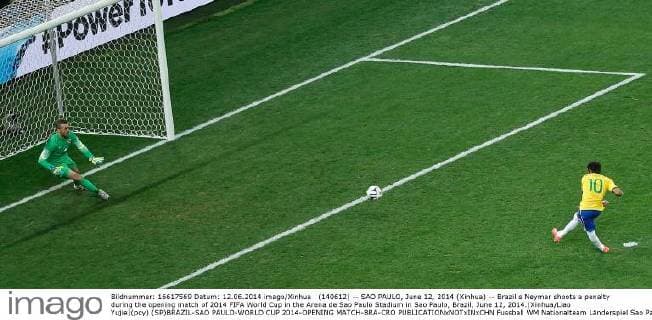 (140612) -- SAO PAULO, June 12, 2014 (Xinhua) -- Brazil s Neymar shoots a penalty during the opening match of 2014 FIFA World Cup in the Arena de Sao Paulo Stadium in Sao Paulo, Brazil, June 12, 2014.(Xinhua Liao Yujie)(pcy) (SP)BRAZIL-SAO PAULO-WORLD CUP 2014-OPENING MATCH-BRA-CRO 