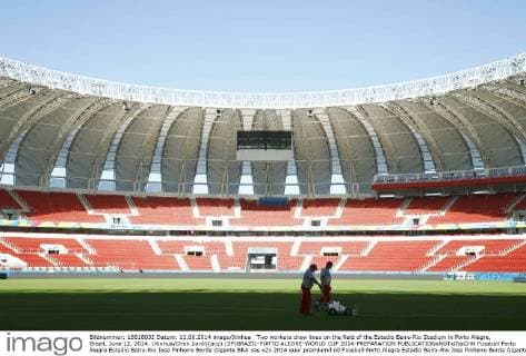 Two workers draw lines on the field of the Estadio Beira-Rio Stadium in Porto Alegre, Brazil, June 12, 2014. (Xinhua Chen Jianli)(pcy) (SP)BRAZIL-PORTO ALEGRE-WORLD CUP 2014-PREPARATION 