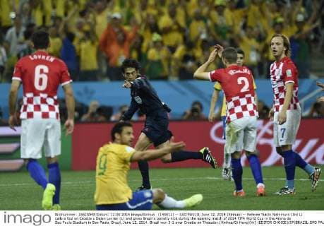 (140612) -- SAO PAULO, June 12, 2014 (Xinhua) -- Referee Yuichi Nishimura (3rd L) calls a foul on Croatia s Dejan Lovren (L) and gives Brazil a penalty kick during the opening match of 2014 FIFA World Cup in the Arena de Sao Paulo Stadium in Sao Paulo, Brazil, June 12, 2014. Brazil won 3-1 over Croatia on Thursday.(Xinhua Qi Heng)(rh) (EDITOR CHOICE)(SP)BRAZIL-SAO PAULO-WORLD CUP 2014-OPENING MATCH-BRA-CRO 