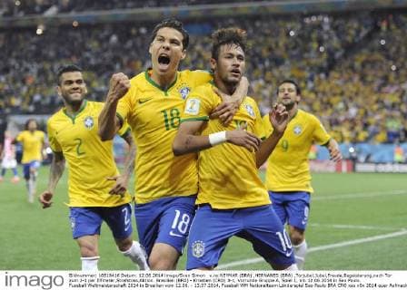 v.re:NEYMAR (BRA) ,HERNANES (BRA) ,Torjubel,Jubel,Freude,Begeisterung,nach Tor zum 2-1 per Elfmeter,Strafstoss,Aktion. Brasilien (BRA) - Kroatien (CRO) 3-1, Vorrunde Gruppe A, Spiel 1, am 12.06.2014 in Sao Paulo. Fussball Weltmeisterschaft 2014 in Brasilien vom 12.06. - 13.07.2014.