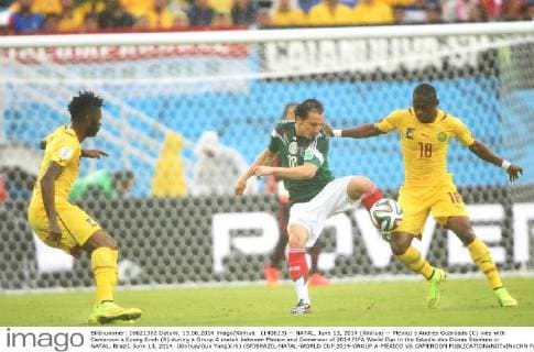 (140613) -- NATAL, June 13, 2014 (Xinhua) -- Mexico s Andres Guardado (C) vies with Cameroon s Eyong Enoh (R) during a Group A match between Mexico and Cameroon of 2014 FIFA World Cup in the Estadio das Dunas Stadium in NATAL, Brazil, June 13, 2014. (Xinhua Guo Yong)(rh) (SP)BRAZIL-NATAL-WORLD CUP 2014-GROUP A-MEXICO VS CAMEROON 