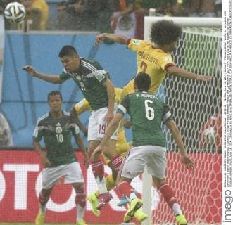 (140613) -- NATAL, June 13, 2014 (Xinhua) -- Mexico s Oribe Peralta (L) competes with Cameroon s Benoit Assou-Ekotto (R) during a Group A match between Mexico and Cameroon of 2014 FIFA World Cup at the Estadio das Dunas Stadium in Natal, Brazil, June 13, 2014. (Xinhua Lui Siu Wai)(pcy) (SP)BRAZIL-NATAL-WORLD CUP 2014-GROUP A-MEXICO VS CAMEROON 