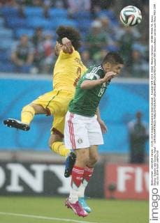 Fussball WM 2014. Natal. Mexiko Kamerun. ORIBE PERALTA, Assou Ekotto Estadio das Dunas, Natal - xOMARxMARTINEZx 