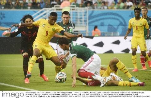 (140613) -- NATAL, June 13, 2014 (Xinhua) -- Cameroon s Samuel Eto o (2nd L) strives for the ball during a Group A match between Mexico and Cameroon of 2014 FIFA World Cup at the Estadio das Dunas Stadium in Natal, Brazil, June 13, 2014. (Xinhua Lui Siu Wai)(pcy) (SP)BRAZIL-NATAL-WORLD CUP 2014-GROUP A-MEXICO VS CAMEROON 