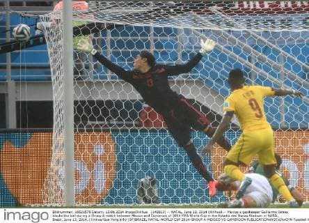 (140613) -- NATAL, June 13, 2014 (Xinhua) -- Mexico s gaolkeeper Guillermo Ochoa blocks the ball during a Group A match between Mexico and Cameroon of 2014 FIFA World Cup in the Estadio das Dunas Stadium in NATAL, Brazil, June 13, 2014. (Xinhua Guo Yong)(rh) (SP)BRAZIL-NATAL-WORLD CUP 2014-GROUP A-MEXICO VS CAMEROON 