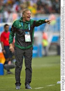 Fussball WM 2014. Natal. Mexiko Kamerun. Action photo during the Mexico vs Cameroon match, number 2 Group A match in the World Cup 2014, pictured Volker Finke to 06.13.2014 MEXSPORT Roberto Maya Estadio das Dunas, Natal - xROBERTOxMAYAx 