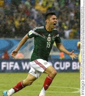 (140613) -- NATAL, June 13, 2014 (Xinhua) -- Mexico s Oribe Peralta celebrates his goal during a Group A match between Mexico and Cameroon of 2014 FIFA World Cup in the Estadio das Dunas Stadium in NATAL, Brazil, June 13, 2014. (Xinhua Lui Siuwai)(rh) (SP)BRAZIL-NATAL-WORLD CUP 2014-GROUP A-MEXICO VS CAMEROON 