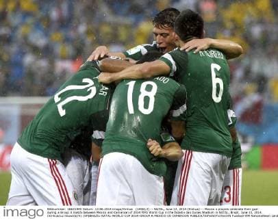(140613) -- NATAL, June 13, 2014 (Xinhua) -- Mexico s players celebrate their goal during a Group A match between Mexico and Cameroon of 2014 FIFA World Cup in the Estadio das Dunas Stadium in NATAL, Brazil, June 13, 2014. (Xinhua Lui Siuwai)(rh) (SP)BRAZIL-NATAL-WORLD CUP 2014-GROUP A-MEXICO VS CAMEROON 