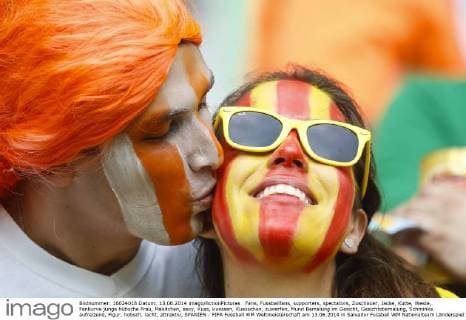 Fans, Fussballfans, supporters, spectators, Zuschauer, Jacke, Kutte, Weste, Fankurve junge hübsche Frau, Maedchen, sexy, Kuss, kuessen, Kuesschen, zuwerfen, Mund Bemalung im Gesicht, Gesichtsbemalung, Schminke aufreizend, Figur, hübsch, lacht, attraktiv, SPANIEN - FIFA Fussball WM Weltmeisterschaft am 13.06.2014 in Salvador