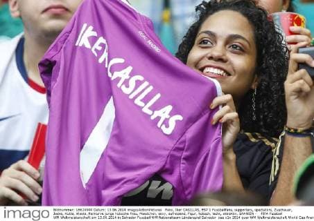 Fans, Iker CASILLAS, ESP 1 Fussballfans, supporters, spectators, Zuschauer, Jacke, Kutte, Weste, Fankurve junge hübsche Frau, Maedchen, sexy, aufreizend, Figur, hübsch, lacht, attraktiv, SPANIEN - FIFA Fussball WM Weltmeisterschaft am 13.06.2014 in Salvador