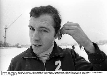Franz Beckenbauer (FC Bayern München) mit der neuen FC Bayern München Deutscher Meister 1969 Armbanduhr