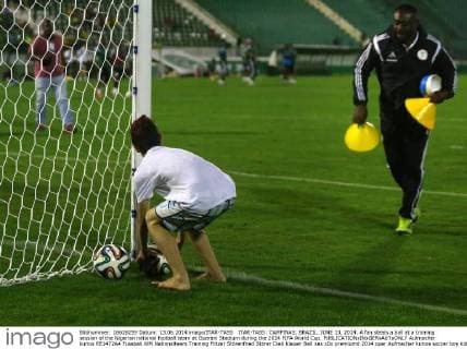 ITAR-TASS: CAMPINAS, BRAZIL. JUNE 13, 2014. A fan steals a ball at a training session of the Nigerian national football team at Guarani Stadium during the 2014 FIFA World Cup.  Aufmacher kurios RE1472A4