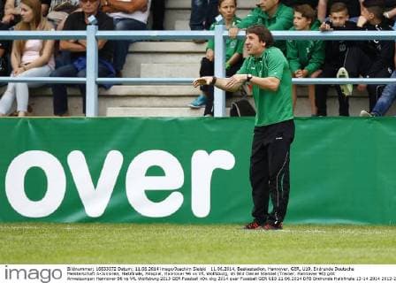 11.06.2014, Beekestadion, Hannover, GER, U19, Endrunde Deutsche Meisterschaft A-Junioren, Halbfinale, Hinspiel, Hannover 96 vs VfL Wolfsburg, im Bild Daniel Stendel (Trainer, Hannover 96) gibt Anweisungen Hannover 96 vs VfL Wolfsburg