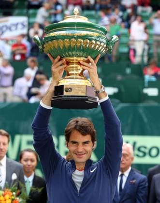 Gerry Weber Open 2014, ATP Tennis Herren World Tour, Rasentennis Turnier, International Series,Gerry Weber Stadion,Rasenplatz, Halle Westfalen, Herren Einzel Finale, Siegerehrung,Praesentation, Roger Federer (SUI) hält den Pokal hoch,Halbkoerper, Hochformat,